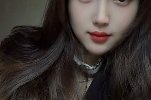 算是救赎文。女主是小镇出来的姑娘被网暴回到家乡遇到男主。此时她是外地来旅游的漂亮有钱女人他是活一天算一天破旧酒吧小老板。第一次见面女主见色起意以为男主是🦆但其实他是只想逃离妈妈掌控的